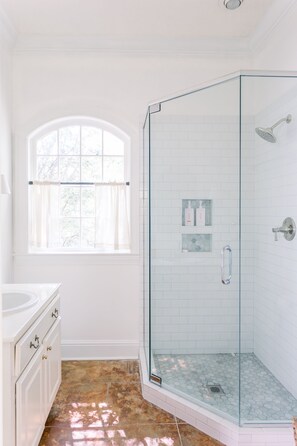 Hair dryer, towels, soap, shampoo - Large family home - walking distance to campus and square! (Oxford)