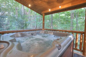 Apple Blossom Cabin | Private spa tub - Cricket Hill Lodge & Cabins (Millersburg)
