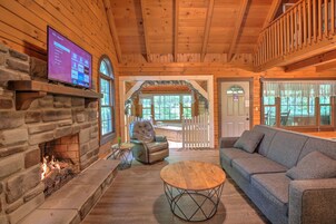 Wild Rose Cabin | Área de estar | Lareira