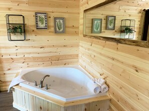 Bathroom - Cricket Hill Lodge & Cabins (Millersburg)