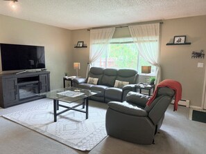 Smart-TV, peis, filmbibliotek og stereoanlegg