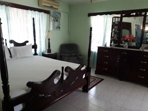 Standardzimmer, 1 King-Bett, Nichtraucher | Bügeleisen/Bügelbrett, kostenloses WLAN, Rollstuhlgeeignet