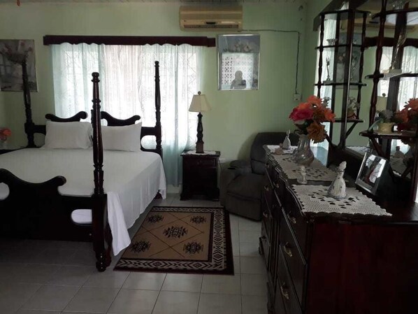 Rom – standard, 1 kingsize-seng, ikke-røyk | Strykejern/-brett, wi-fi (inkludert) og rullestolvennlig