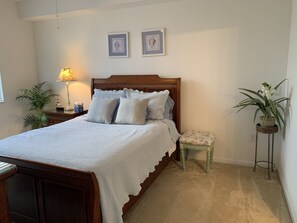 2 bedrooms, iron/ironing board, WiFi, bed sheets - Escape the Cold! (Naples)