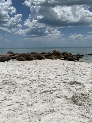 Una spiaggia nelle vicinanze, lettini da mare, teli da spiaggia