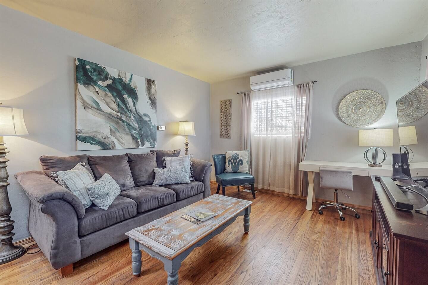 Een smart-tv en een kantoor