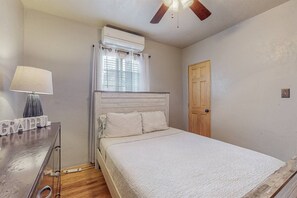 2 bedrooms, desk, iron/ironing board, WiFi