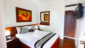 Minibar, free WiFi, bed sheets - Luljettas Place Garden Suites (Angono)