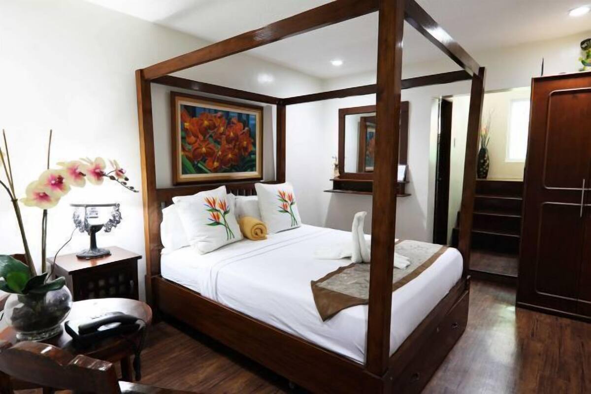 Minibar, WiFi (free), bed sheets