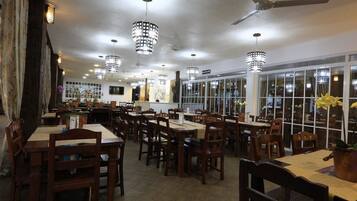 3 restaurantes; se sirven desayunos, comidas y cenas