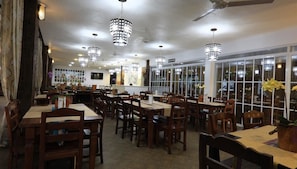 3 restaurantes, café da manhã, culinária filipina