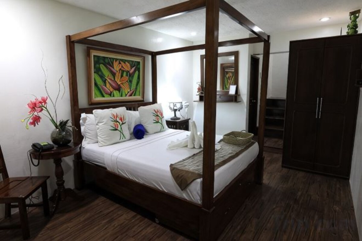 Minibar, WiFi (free), bed sheets