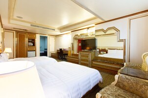Habitación cuádruple Deluxe | Escritorio, cortinas opacas, sistema de insonorización