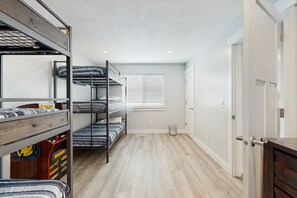 3 bedrooms, WiFi, bed sheets, wheelchair access - Brand new dog friendly home, with ATV access out the front door (Garden City)
