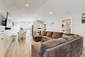 TV, DVD player - Brand new dog friendly home, with ATV access out the front door (Garden City)