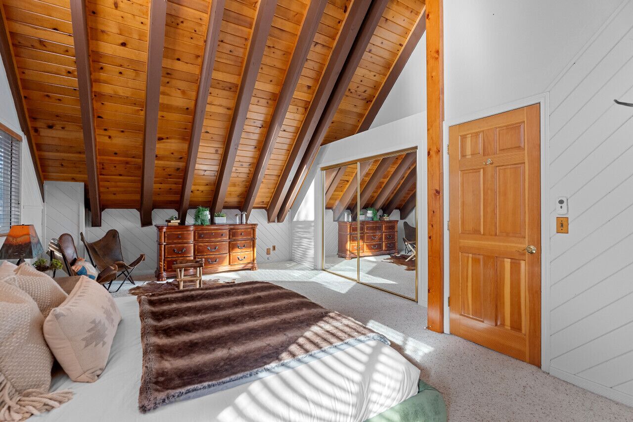 3 soverom, skrivebord, strykejern/-brett og reiseseng for barn