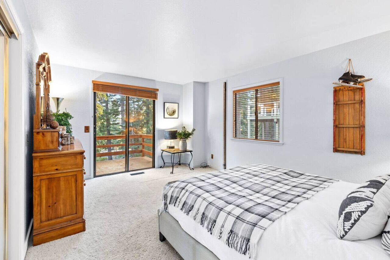 3 bedrooms, desk, iron/ironing board, travel crib