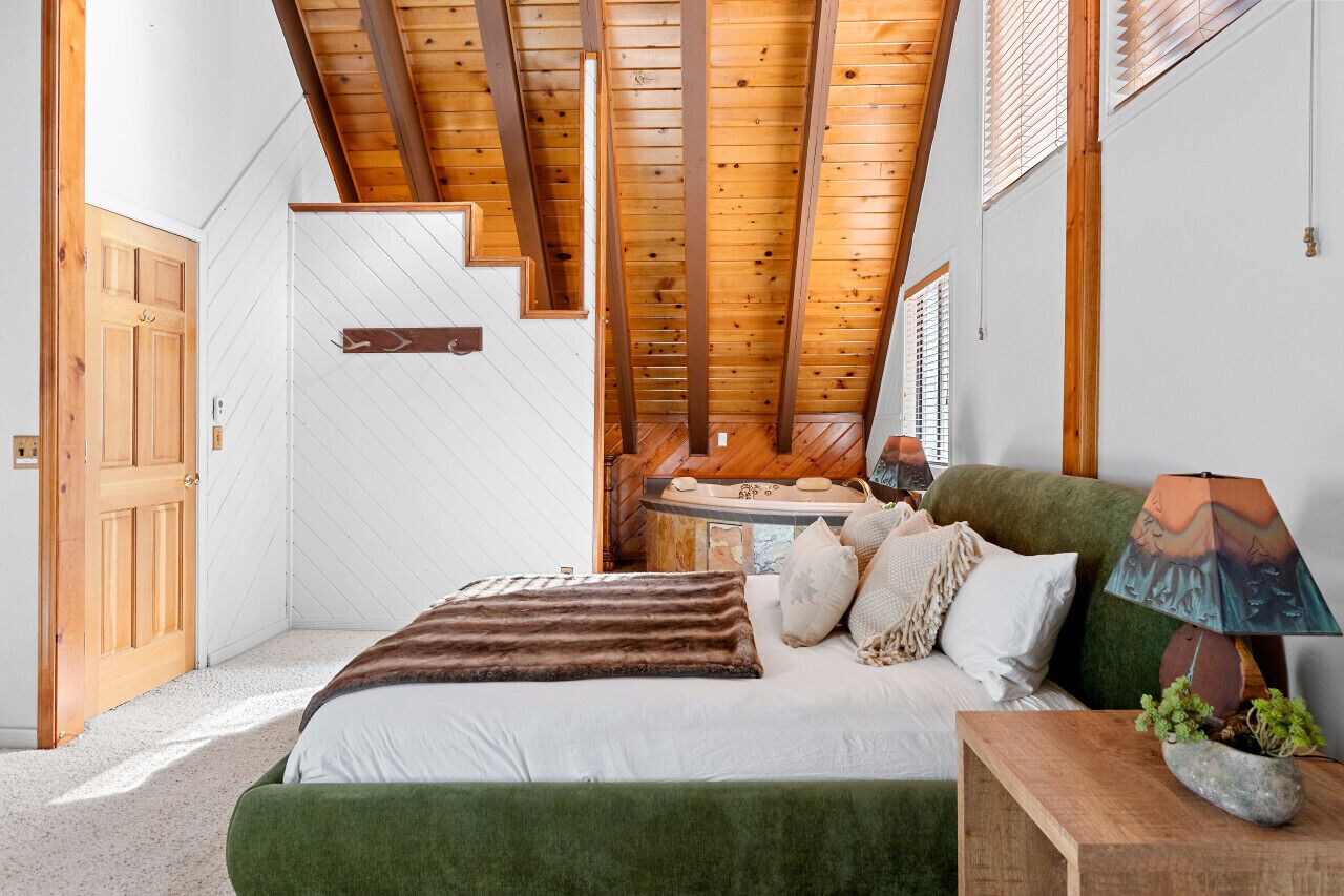 3 bedrooms, desk, iron/ironing board, travel cot