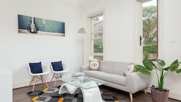 Una televisión, una oficina