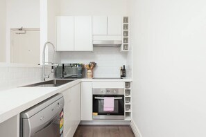 Kjøleskap, mikrobølgeovn, ovn og kokeplater