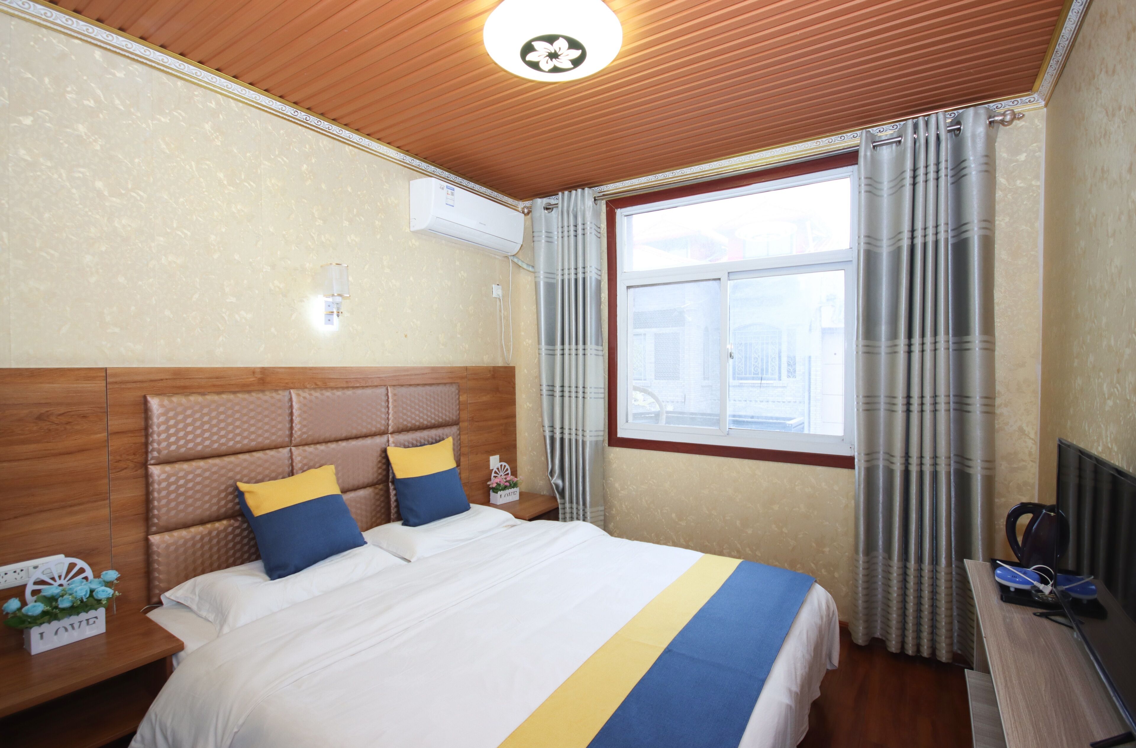 deluxe double room | interior detail