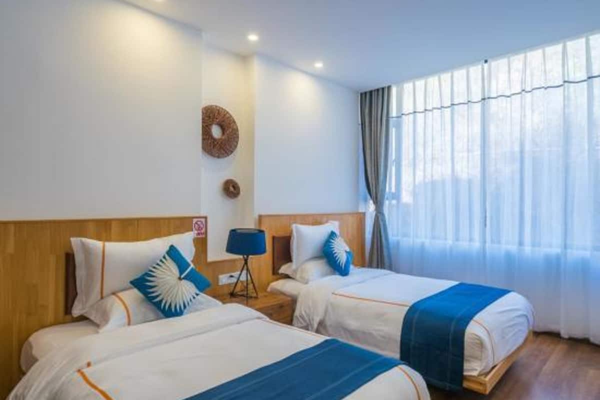 Kamar Twin Deluks | Selimut bulu angsa, meja kerja, tirai kedap cahaya, dan kedap suara