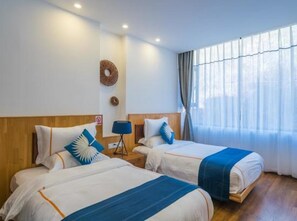 Habitación Deluxe con 2 camas individuales | Edredones de plumas, decoración individual, escritorio y cortinas opacas