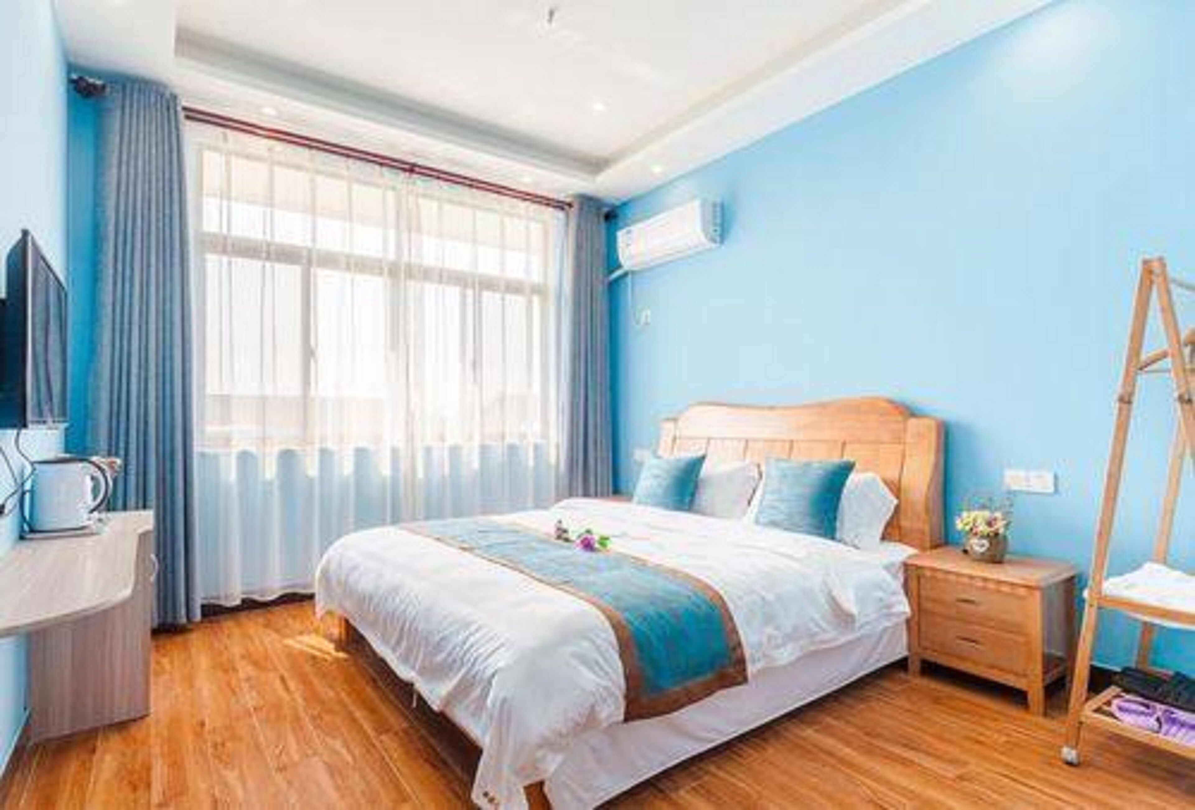 deluxe double room | interior detail