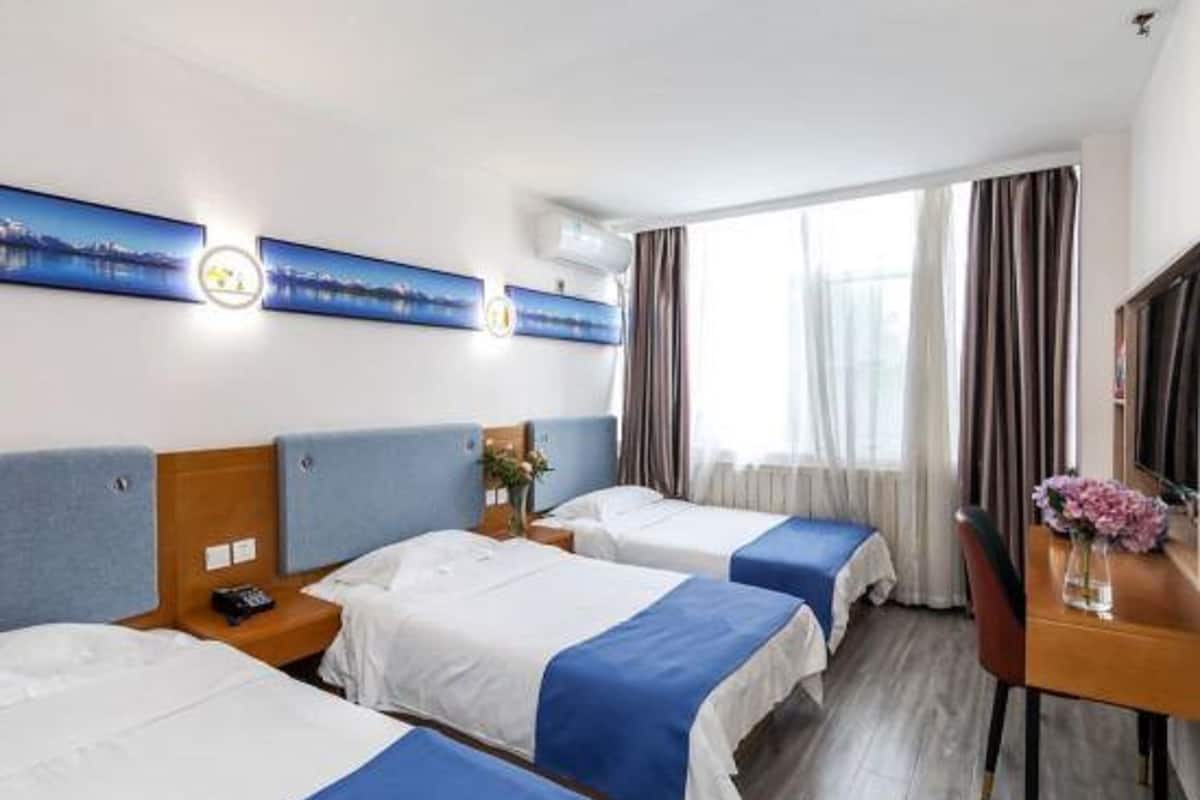 Kamar Triple Deluks | Selimut bulu angsa, meja kerja, tirai kedap cahaya, dan kedap suara