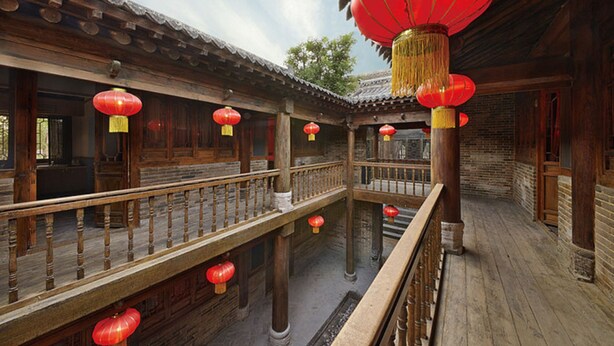 A traditional wooden building with a balcony and red lanterns. - One Meter Sunshine Xi'an Xianyang International Airport Hotel (Xianyang)
