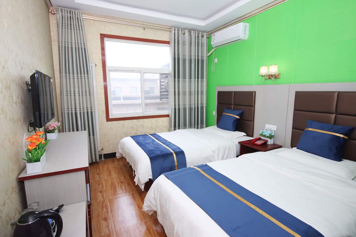 deluxe twin room | 1 bedroom, down duvets, individually decorated, desk