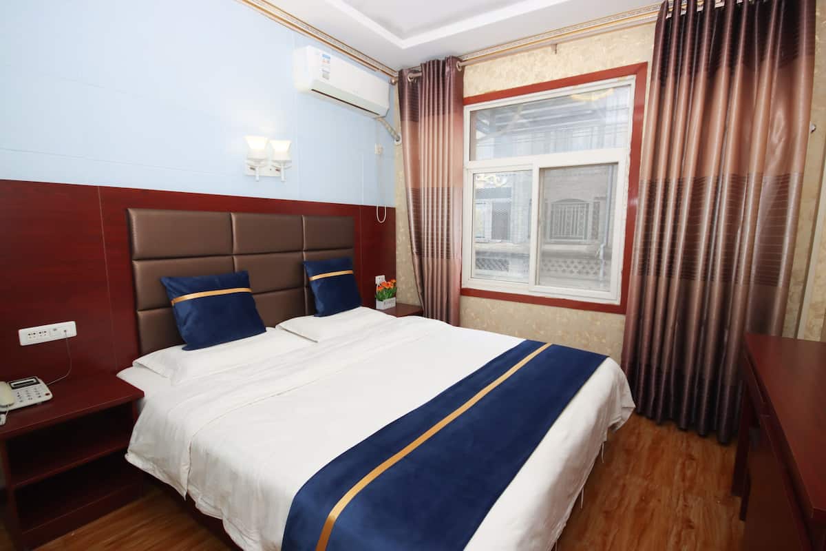 Kamar Double Deluks | Selimut bulu angsa, meja kerja, tirai kedap cahaya, dan kedap suara