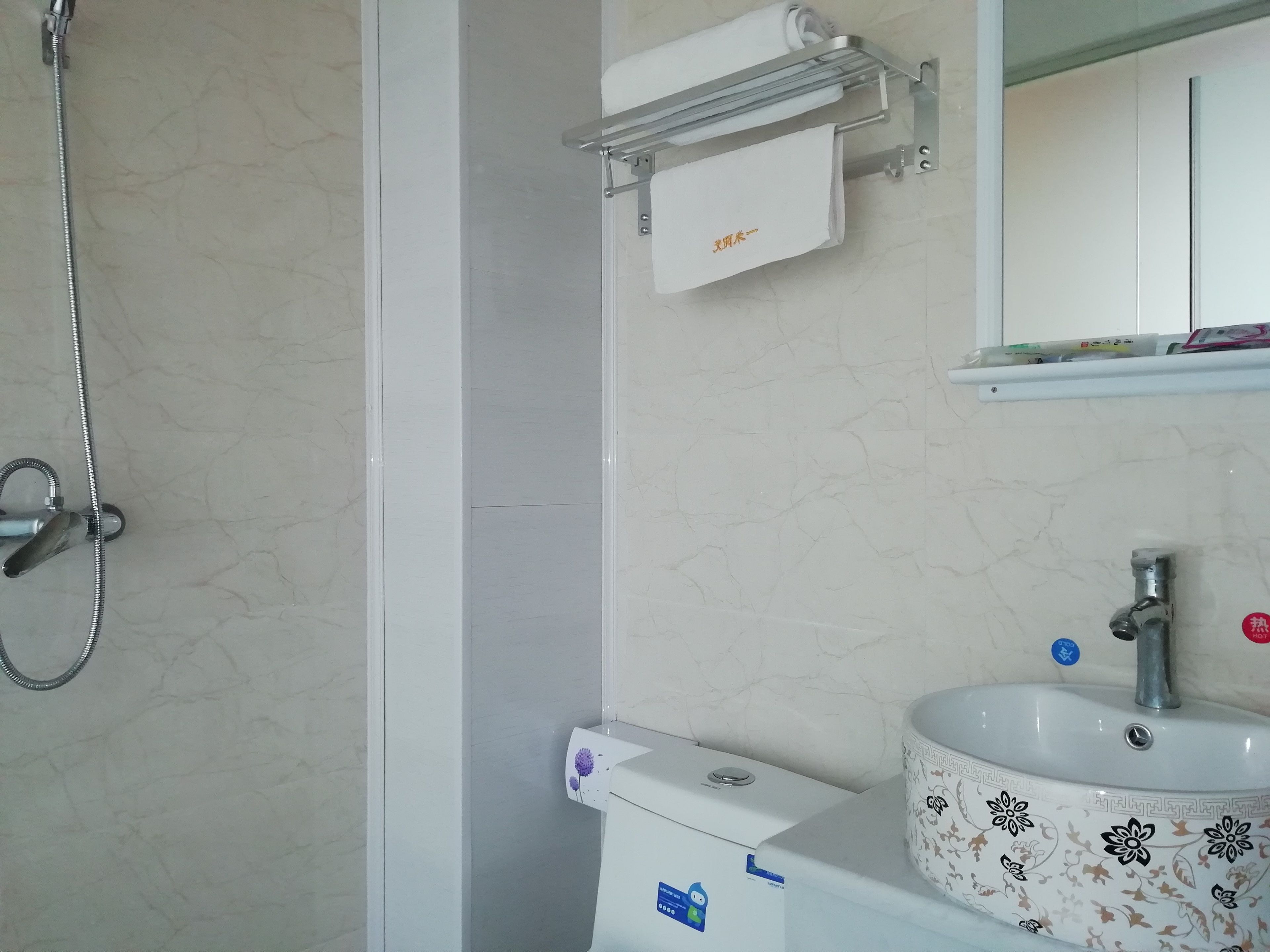 shower, rainfall showerhead, free toiletries, hair dryer