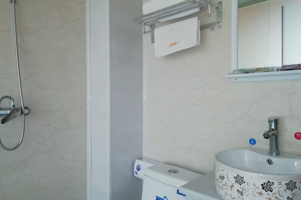 shower, rainfall showerhead, free toiletries, hair dryer