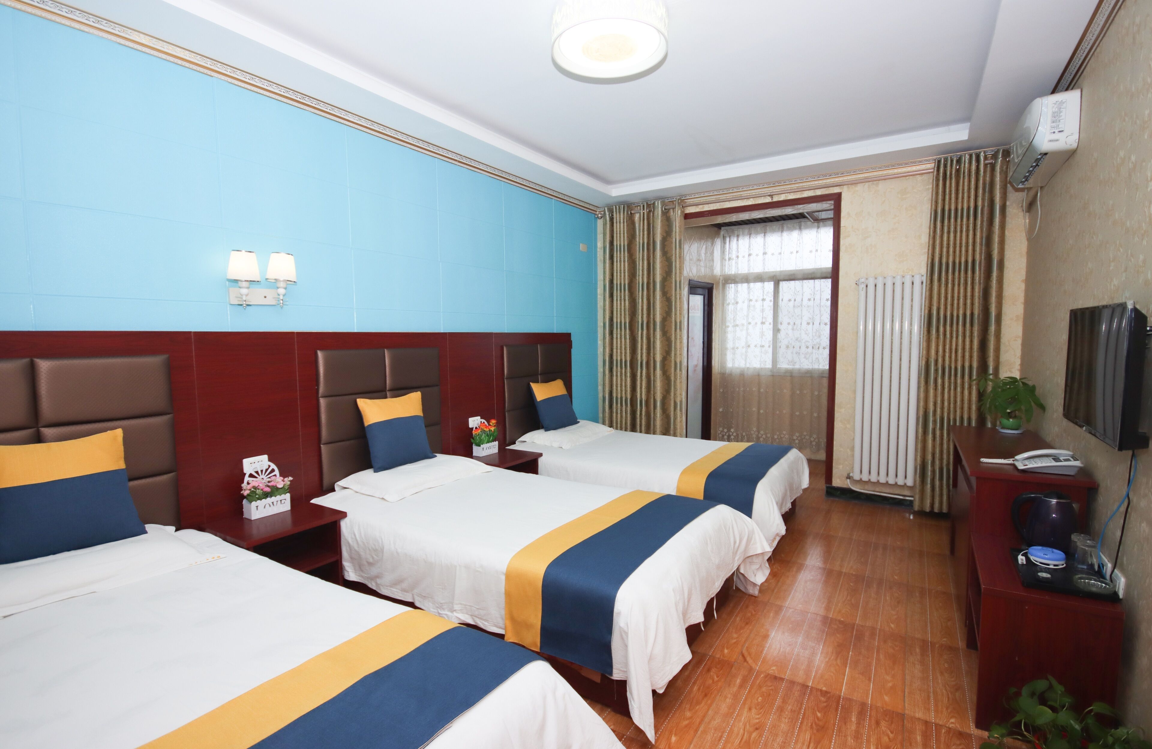 deluxe triple room | 1 bedroom, down duvets, individually decorated, desk