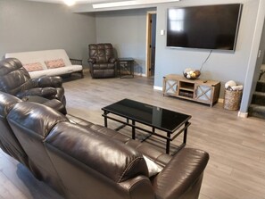Een smart-tv, een open haard, een dvd-speler en een filmbibliotheek