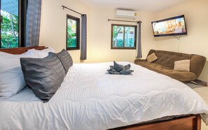 4 bedrooms, in-room safe, desk, iron/ironing board