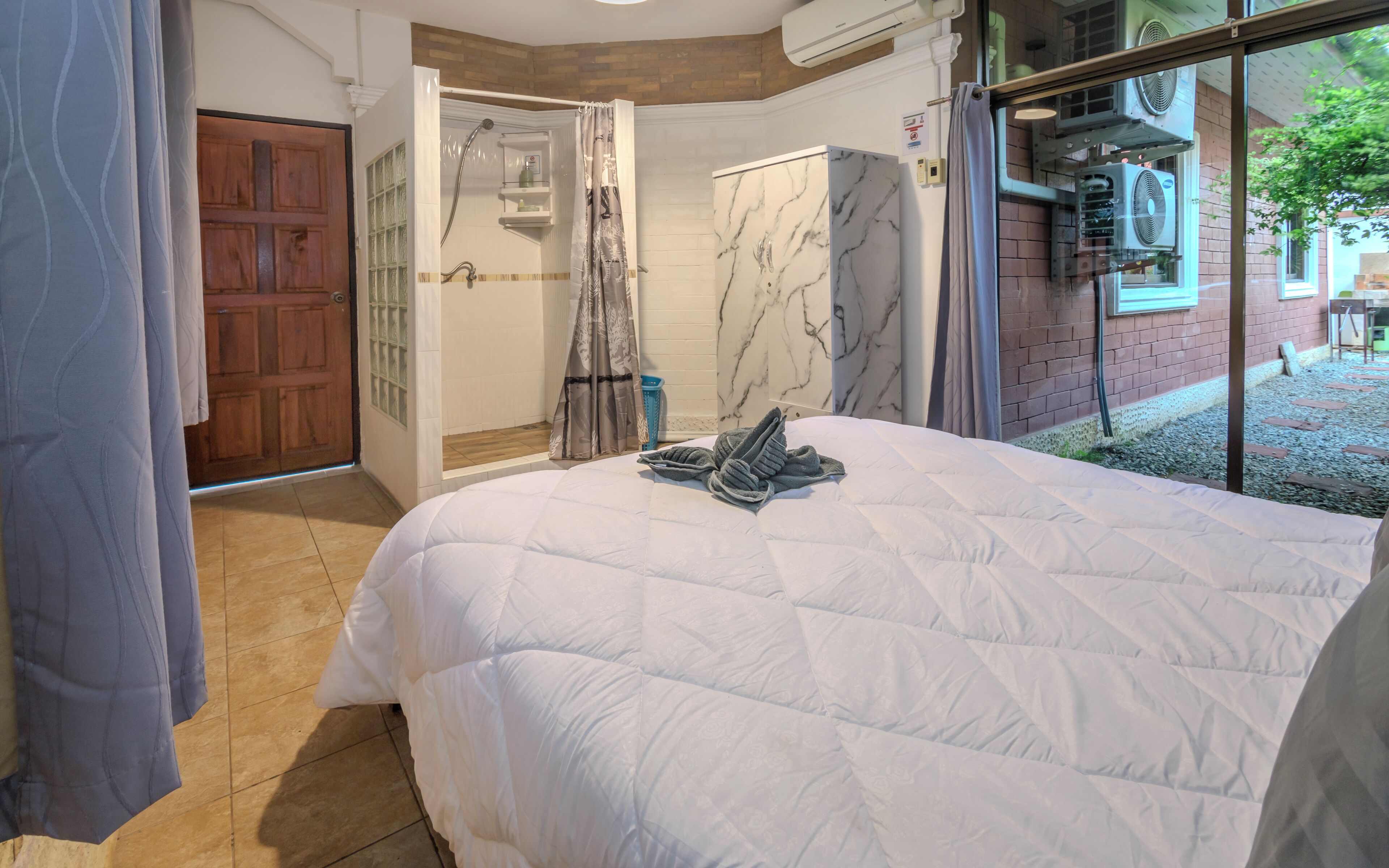 4 chambres, coffres-forts dans les chambres, bureau