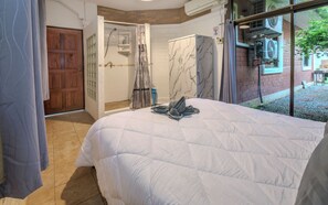 4 bedrooms, in-room safe, desk, iron/ironing board