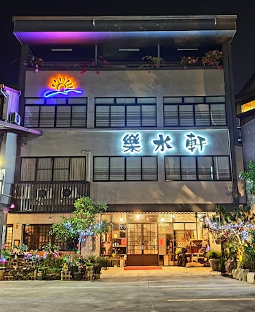 Fachada de la propiedad por la tarde o noche