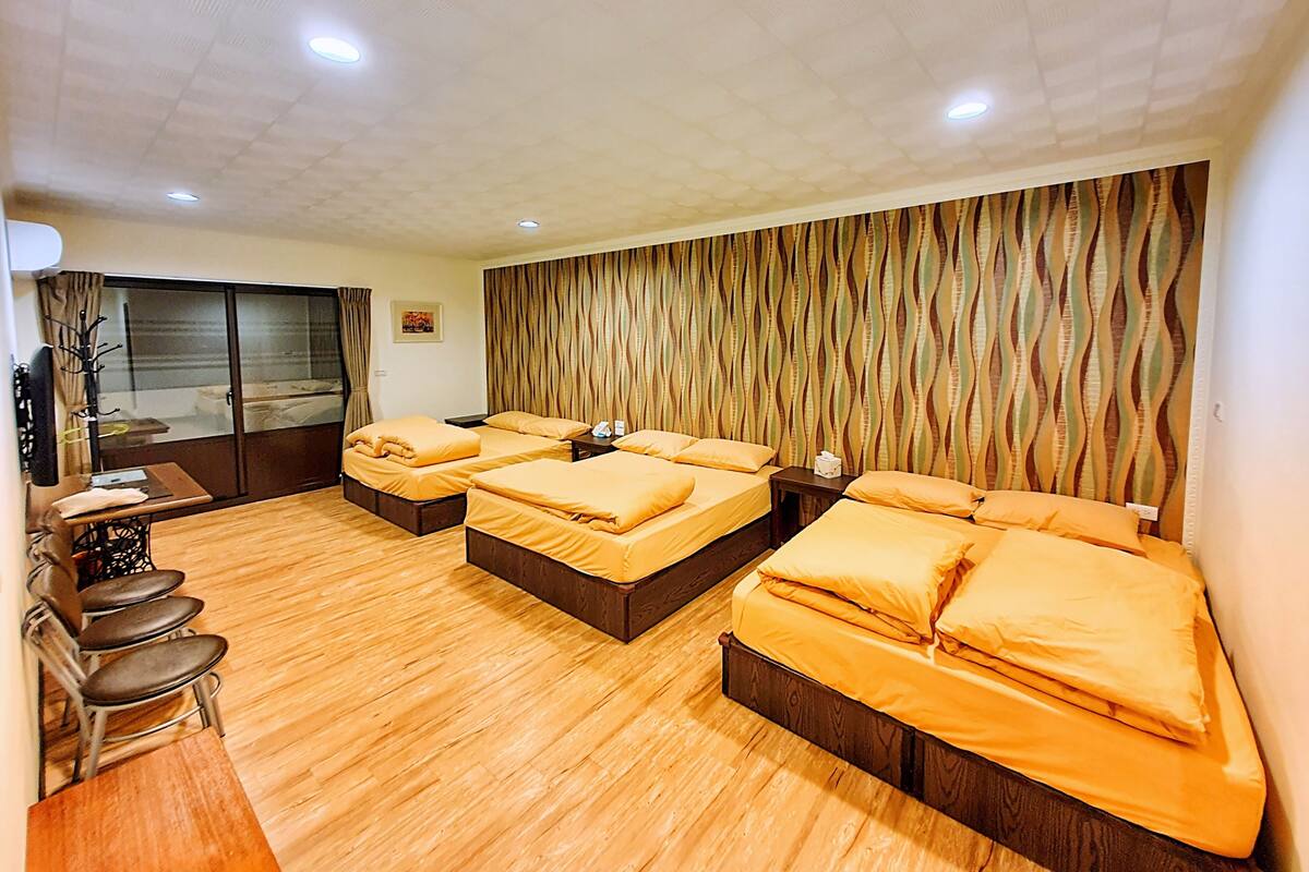 Elite Room, Multiple Beds | Blackout drapes, soundproofing, WiFi (free), bed sheets