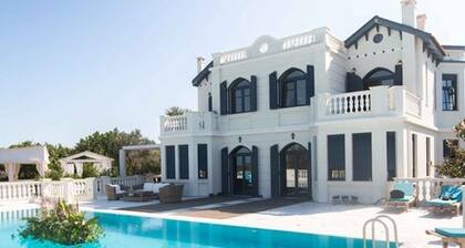 Ylellinen omaisuus uima-altaalla