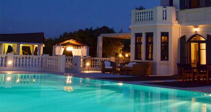 LUXURIOUS ESTATE WITH PRIVATE POOL