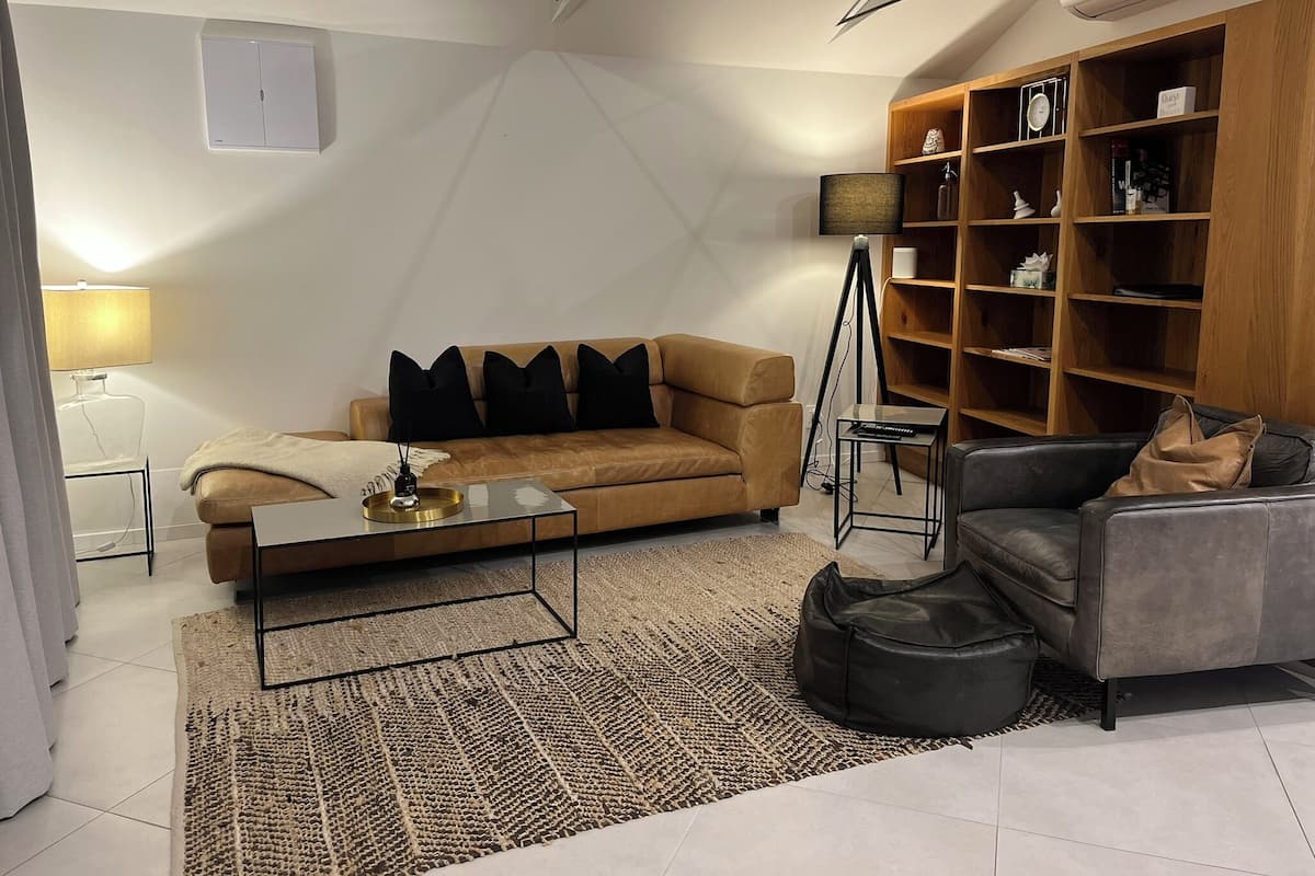 Suite, 2 Schlafzimmer, Blick auf den Weinberg | Wohnbereich | Flachbildfernseher, DVD-Player