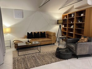 Suite, 2 habitaciones, vista al viñedo | Área de sala de estar | Televisión de pantalla plana y reproductor de DVD 