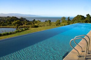 Alberca al aire libre y alberca climatizada