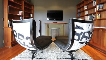 ヴィラ | リビング エリア | 薄型テレビ、DVD プレーヤー