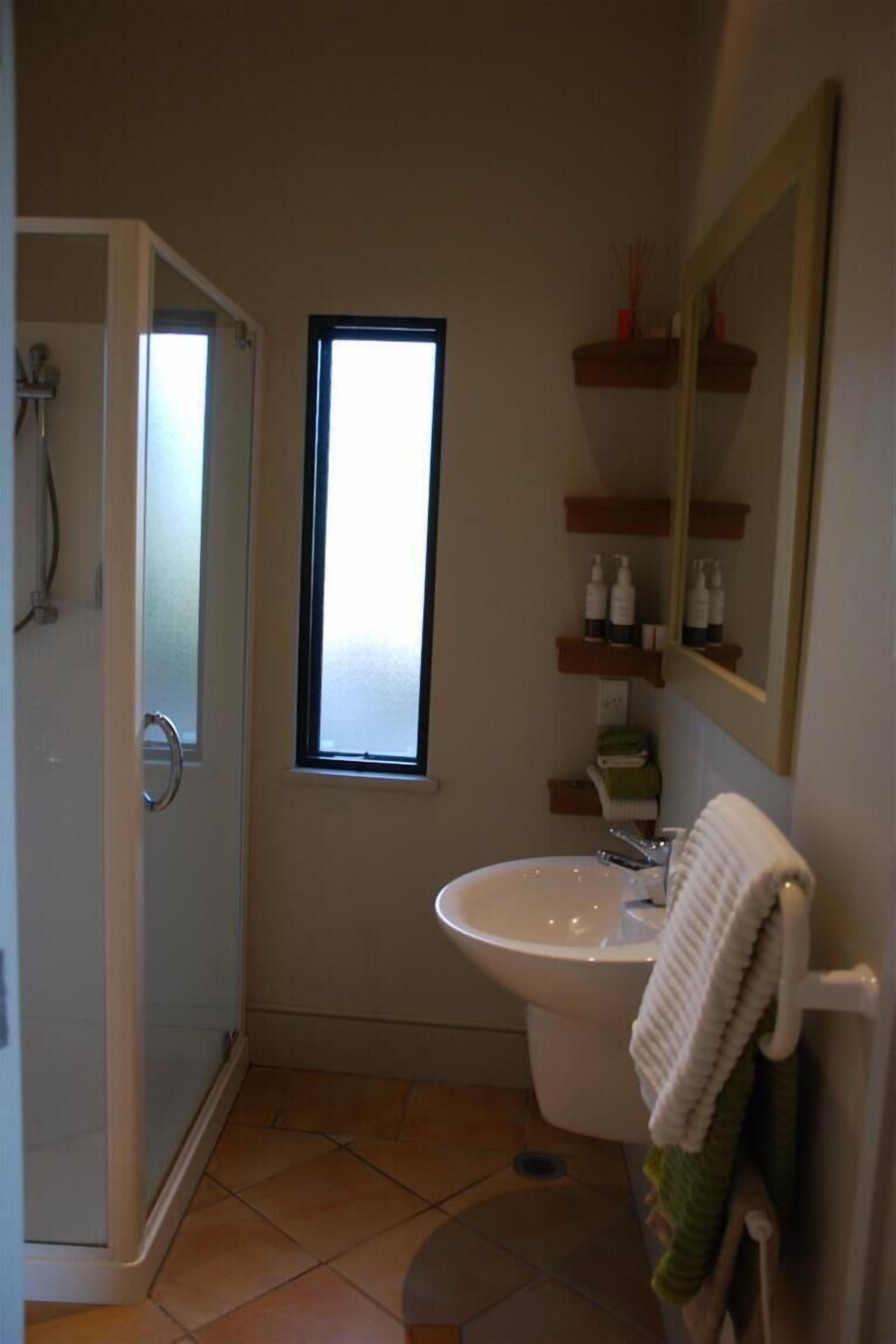 Windhover Seaview Suite | Bathroom | Shower, free toiletries, hair dryer, bathrobes