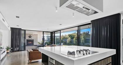 The Sinatra Holiday House in Mulwala - great for 10 singles!