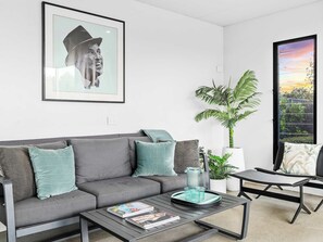 TV, fireplace, DVD player, offices - The Sinatra Holiday House in Mulwala - great for 10 singles! (Mulwala)